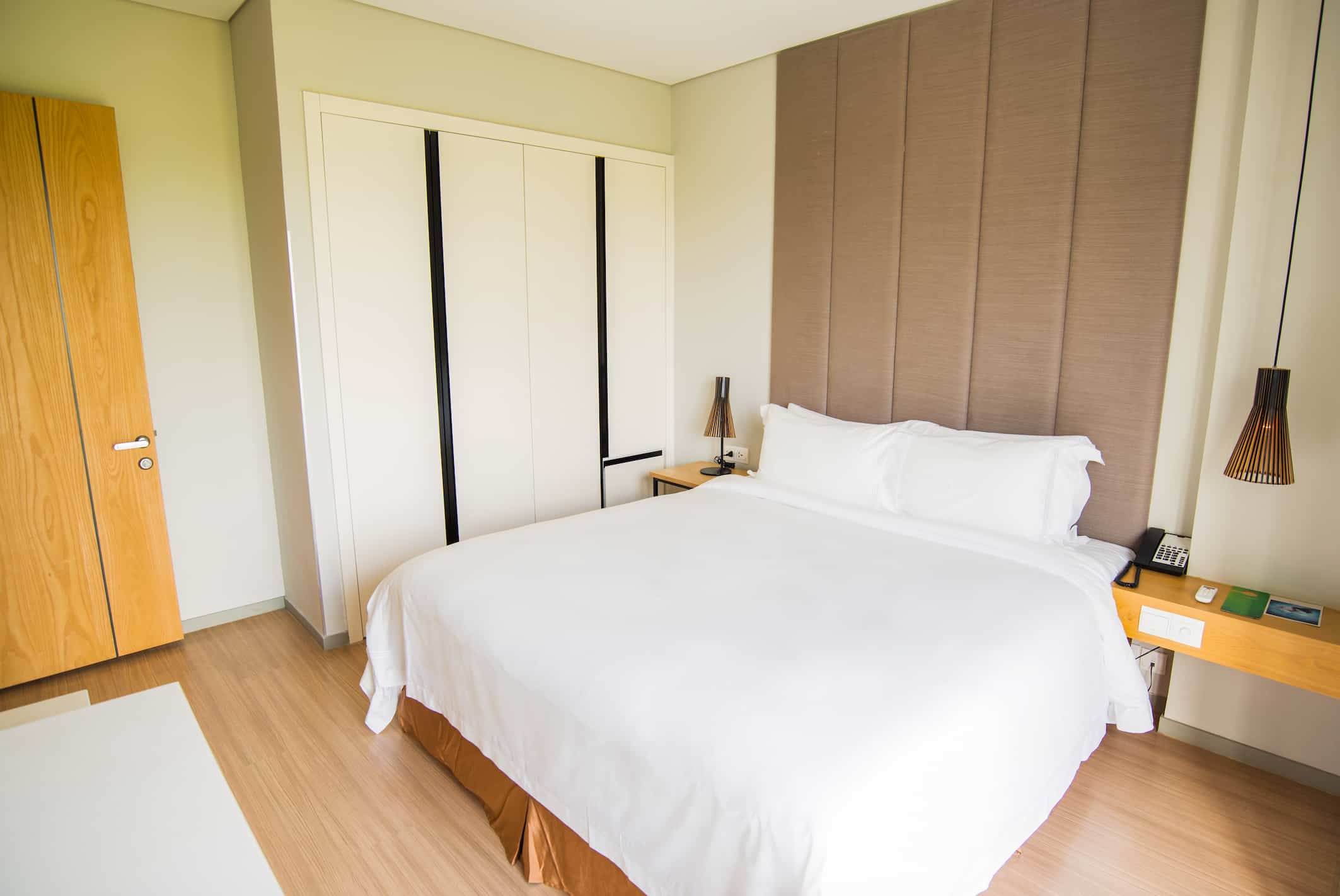 Hotel wardrobe manufacturer in Turkey featuring built-in wardrobe with hinged doors for modern hotel guest rooms.